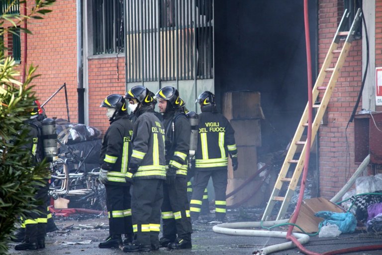 Incendio in un deposito a Ciampino, evacuata l’area